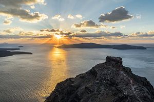 Radiant sunset on the volcanic island Santorini van Ralf Lehmann