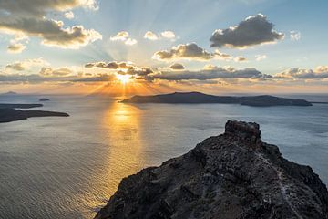 Strahlender Sonnenuntergang auf der Vulkaninsel Santorini