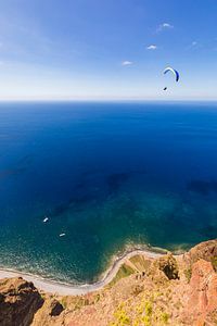 Paraglider bij Cabo Girao op Madeira van Werner Dieterich