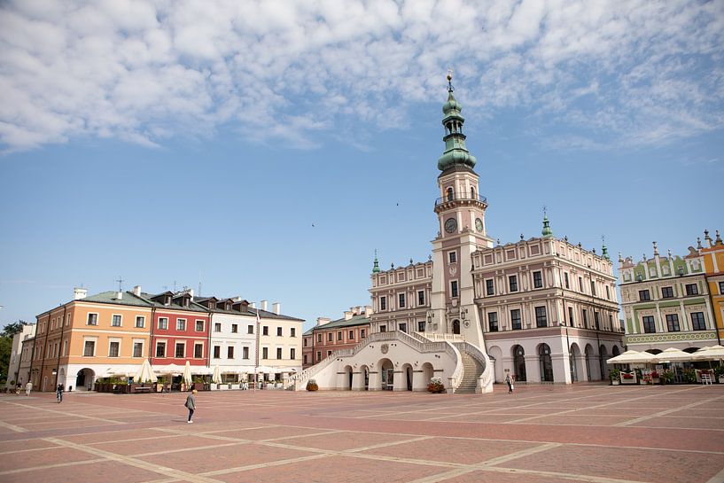 Stadhuis en plein in Zamosc stad in Polen van Eric van Nieuwland