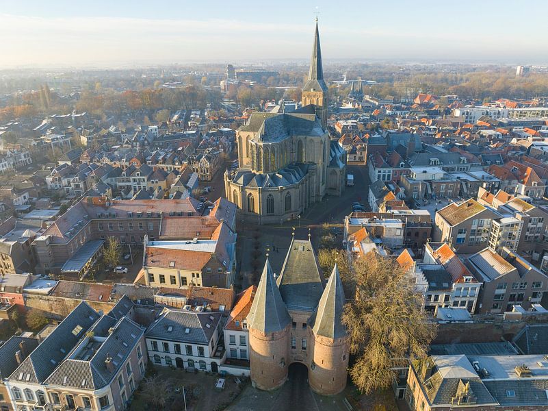 Kampen Stadtansicht am Fluss IJssel während eines kalten Wintersonnenaufgangs von Sjoerd van der Wal Fotografie