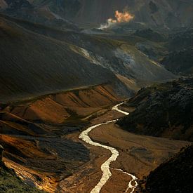 Rivier onder Brennisteinsalda van Wojciech Kruczynski