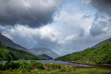 Schotland - Loch in de Schotse Hooglanden van Rick Massar