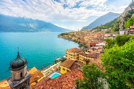 Vue panoramique de Limone sul Garda sur le lac de Garde sur Stefano Orazzini