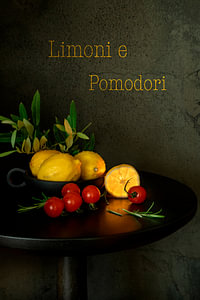 Stillleben mit Lebensmitteln. Zitronen und Tomaten.