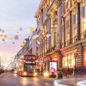 London Oxford street tijdens kerstmis. van Olivier Peeters