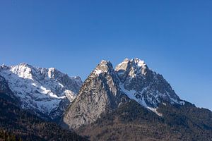 Alpengipfel im klaren Morgenlicht- Blick auf die Waxensteine und die Zugspitze
