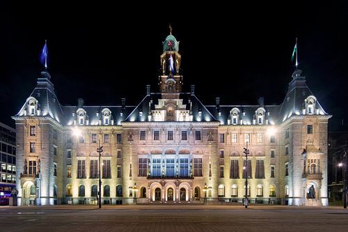 Nachtfoto van stadhuis Rotterdam