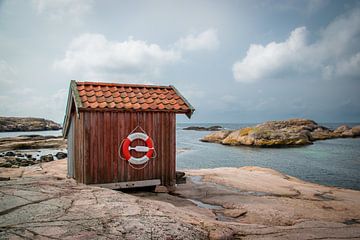 Rood reddingshuisje aan de Zweedse kust van Hylke Heidstra