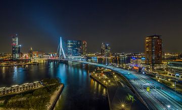 De skyline van Rotterdam met de Erasmusbrug in de nacht