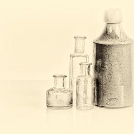 Stilleben aus alten antiken Flaschen von Rien Buiter