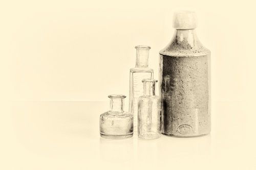 Stilleben aus alten antiken Flaschen von Rien Buiter