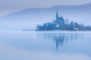 Winter am Ossiacher See in Österreich an einem kühlen Januarmorgen