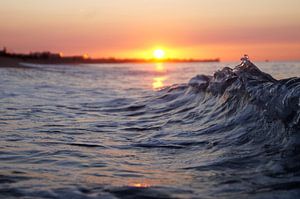 Vagues au lever du soleil sur angela de baat