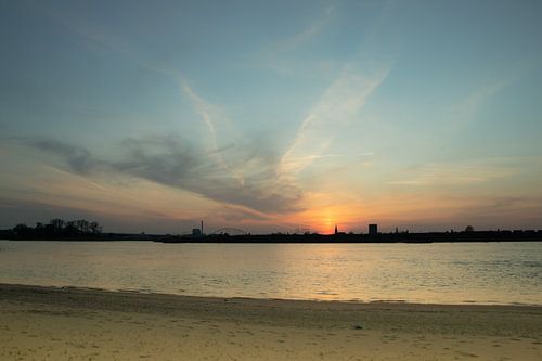 Heure dorée, coucher de soleil sur le Waal près de Nimègue