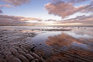Küstenlandschaft mit Sandrippen und farbigen Wolken von Ralf Lehmann