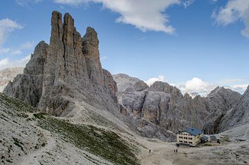 Echte Dolomiten: Vajolet-Türme und Gartlhütte an einem Sommertag