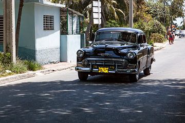 Cubaanse auto met kenteken BDL 575 in het straatbeeld (kleur)