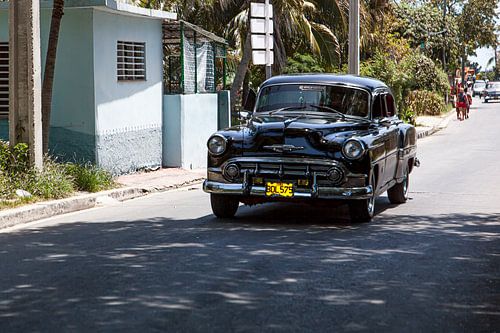 Voiture cubaine immatriculée BDL 575 dans les rues (couleur)