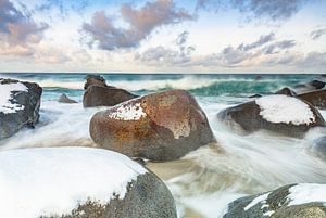 Wilde zee op de Lofoten van Nancy Carels