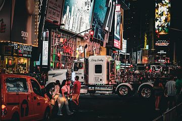 Met een vrachtwagen door Time Square van Yalenka Harel