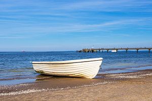 Fischerboot und Seebrücke am Strand von Bansin auf der Insel Us