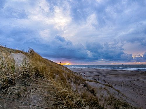 Zonsondergang met duin en zee