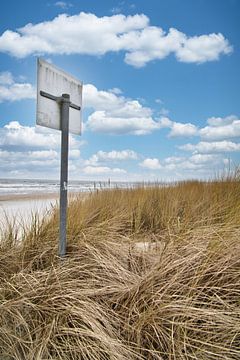 Strandovergang op Usedom met uitzicht op de Oostzee en bord van Martin Köbsch