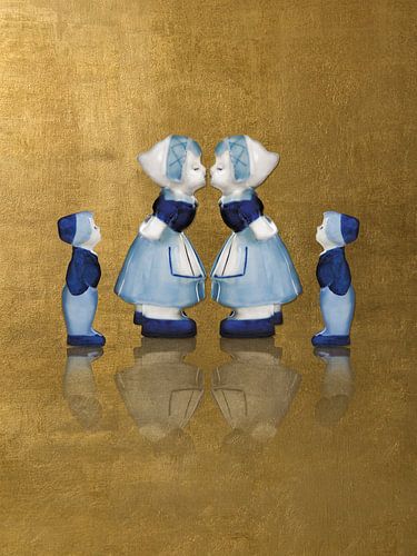 Familie delfts blauw kussend paar met goud. Twee mama gezin