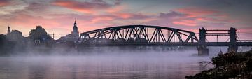 IJsselbrücke Panorama im Nebel von Francis de Beus