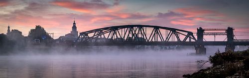 IJsselbrug Panorama in de mist van Francis de Beus