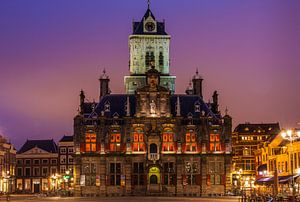 Stadhuis Delft bij avond van Ilya Korzelius