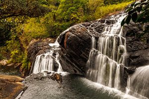Sri Lanka verzaubert mit seinen sanft geschwungenen Teeplantagen und unzähligen Wasserfällen, die sich im grünen Hochland verstecken.