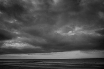 Zeezicht met wolken en golven van Rene  den Engelsman