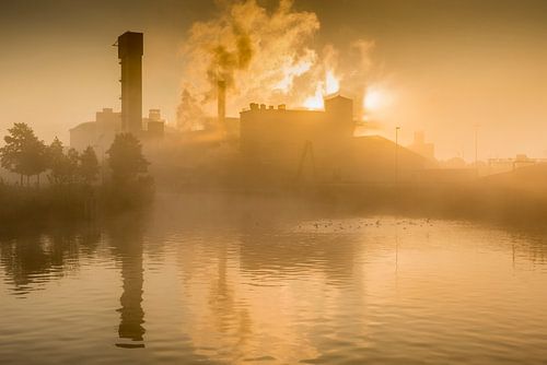 Suikerfabriek in de ochtendmist sur Richard Janssen