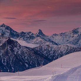 Incandescence des Alpes pendant le lever du soleil en hiver au Cervin valaisan sur la Fiescheralp. sur Martin Steiner