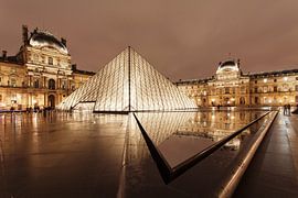 Glass pyramid at the Louvre Museum, Paris by Markus Lange