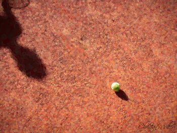 Pointisme - Schaduw van een tennisspeler met uitzicht op de bal