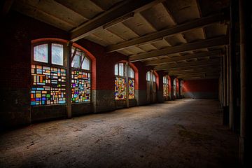 Urbex: Glas in lood ramen in een verlaten kristalfabriek van Carola Schellekens