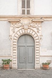 Porte bleue en style baroque dans la ville de Rome