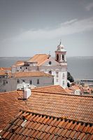 Overzicht over de daken op de baai van Lissabon, Portugal