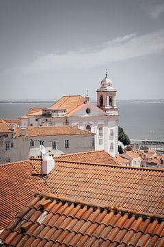 Overzicht over de daken op de baai van Lissabon, Portugal van Bart Clercx