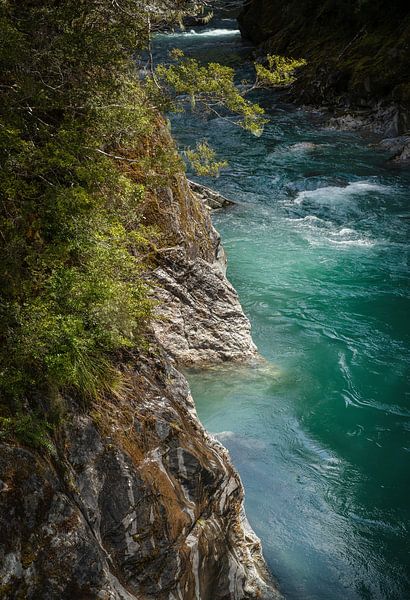 Felswand und schnell fließender Bergfluss mit blau-grünem Wasser neuseeland von Albert Brunsting