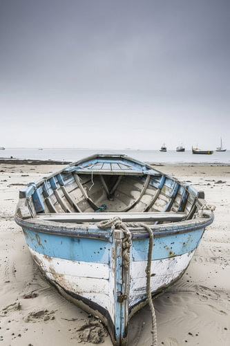 Verlaten blauwe kleuren op het strand