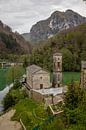 Kerk in Toscanie in dal naast meer van Joost Adriaanse thumbnail