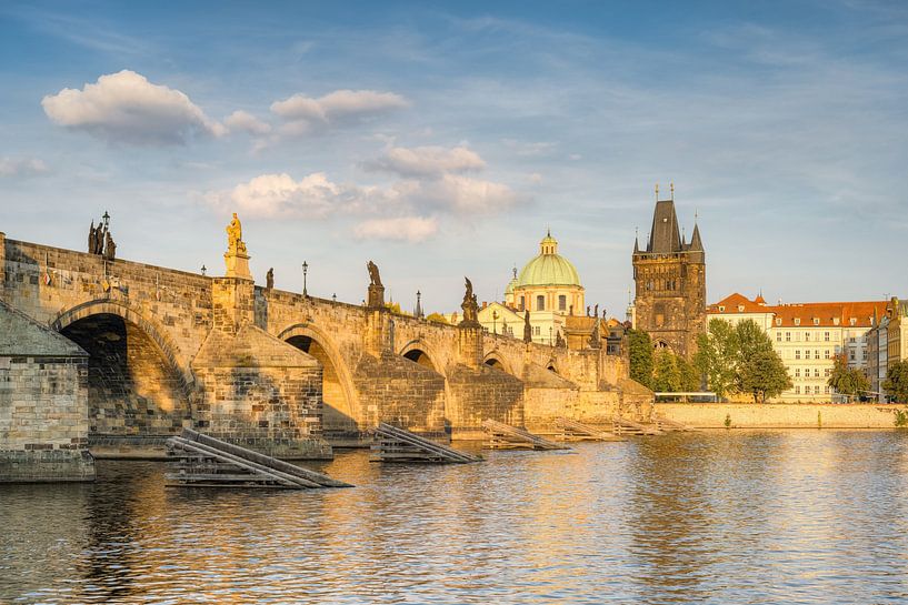 Pont Charles de Prague dans le soleil du soir par Michael Valjak