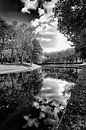 De Stadsbuitengracht in Utrecht ter hoogte van de Catharijnesingel in zwart-wit (1) van André Blom Fotografie Utrecht thumbnail