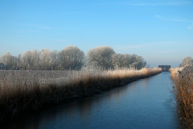 Nederlands kanaal in winterlandschap van Cora Unk