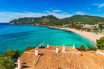 Küstenansicht der Bucht und des Strandes in Canyamel Mallorca Spanien, Balearische Inseln von Alex Winter