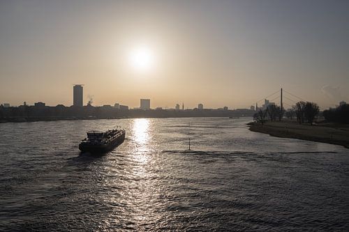 Zonsopgang Winterochtend in Düsseldorf van Michael Ruland